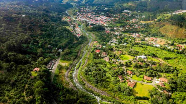 Aerial_view_of_Boquete,_Panama rez